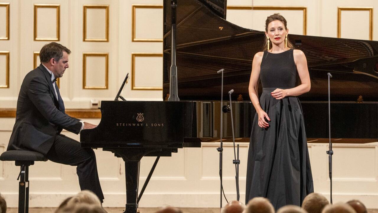 Sabine Devieilhe und ihr Klavierpartner Mathieu Pordoy im Großen Saal der Stiftung Mozarteum.  