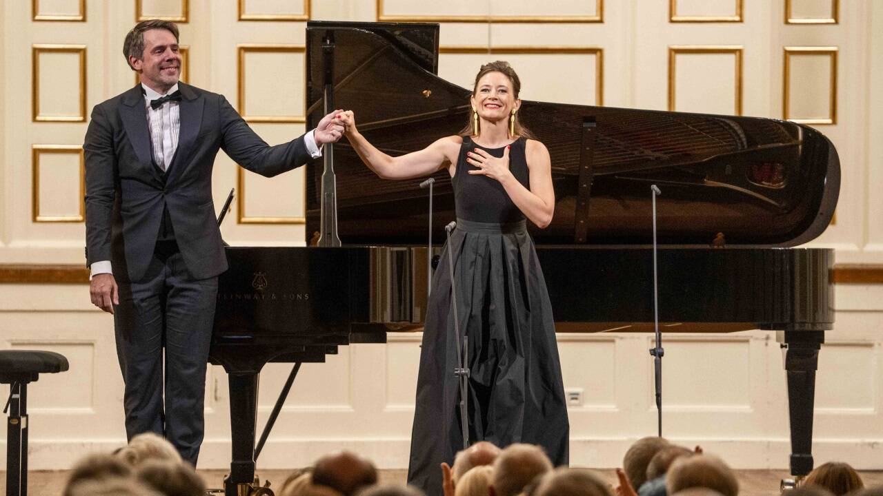 Sabine Devieilhe und ihr Klavierpartner Mathieu Pordoy im Großen Saal der Stiftung Mozarteum.  
