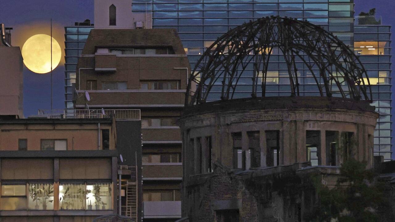 Ein Mahnmal für die nukleare Zerstörungskraft: das Friedensdenkmal in Hiroshima.  Ein Mahnmal für die nukleare Zerstörungskraft: das Friedensdenkmal in Hiroshima.