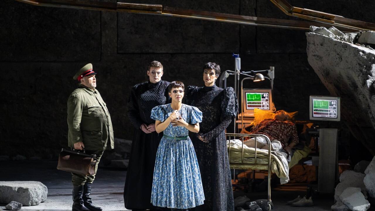 Jörg Schneider als Doktor, Aryeh Nussbaum Cohen als Olga, Dennis Orellana als Irina, Cameron Shahbazi als Mascha  