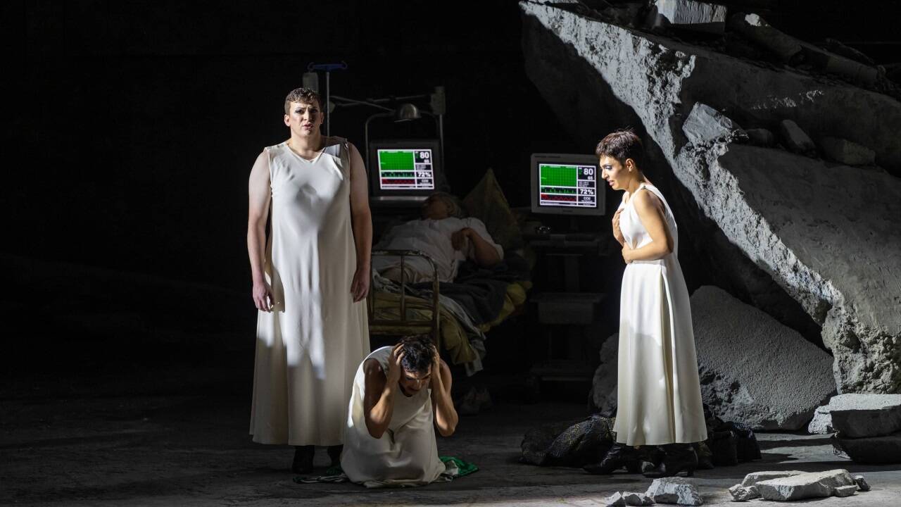 Aryeh Nussbaum Cohen als Olga, Cameron Shahbazi als Mascha, Dennis Orellana als Irina<br /> 