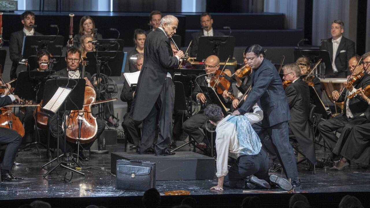 Paul-Antoine Bénos-Djian als Farnace, Seungwoo Simon Yang als Marzio und das Mozarteumorchester Salzburg mit dem Dirigenten Adam Fischer.  