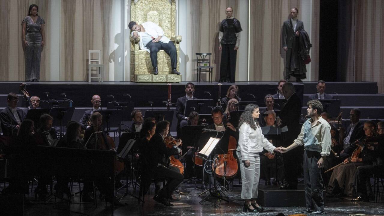 Paul-Antoine Bénos-Djian als Farnace und Julie Roset als Ismene 