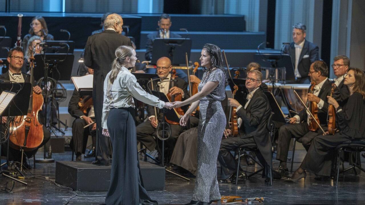 Sara Blanch als Aspasia und Elsa Dreisig als Sifare  