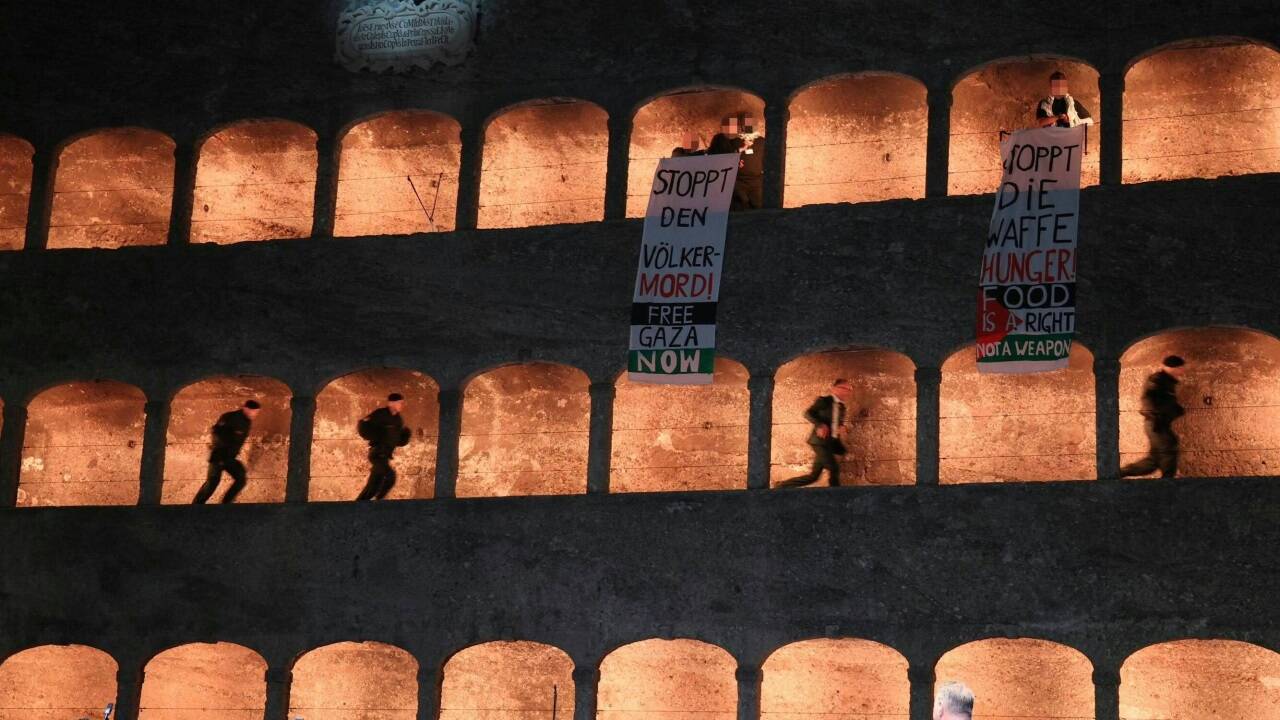 Die Eröffnung der Salzburger Festspiele sorgte heuer mehr als sonst österreichweit für Schlagzeilen. Der Grund waren die Aktivisten, die völlig unbemerkt in die Felsenreitschule gelangten. Die Eröffnung der Salzburger Festspiele sorgte heuer mehr als sonst österreichweit für Schlagzeilen. Der Grund waren die Aktivisten, die völlig unbemerkt in die Felsenreitschule gelangten.