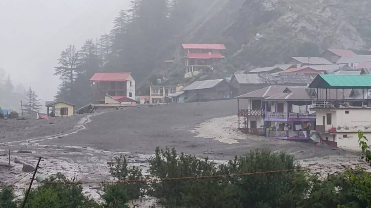 Wassermassen rissen mehrstöckige Gebäude mit sich 