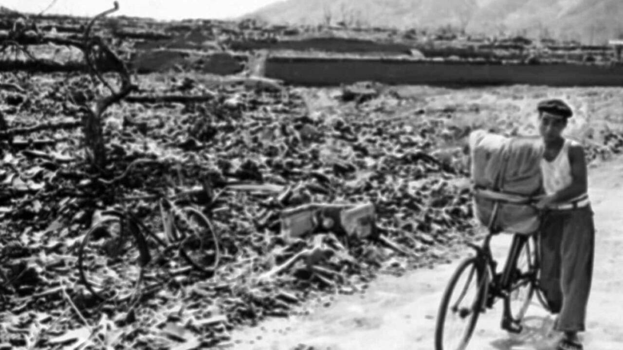 Von großen Teilen Nagasakis ist nach dem Einschlag der Atombombe nicht viel mehr geblieben als ein Schutthaufen. 