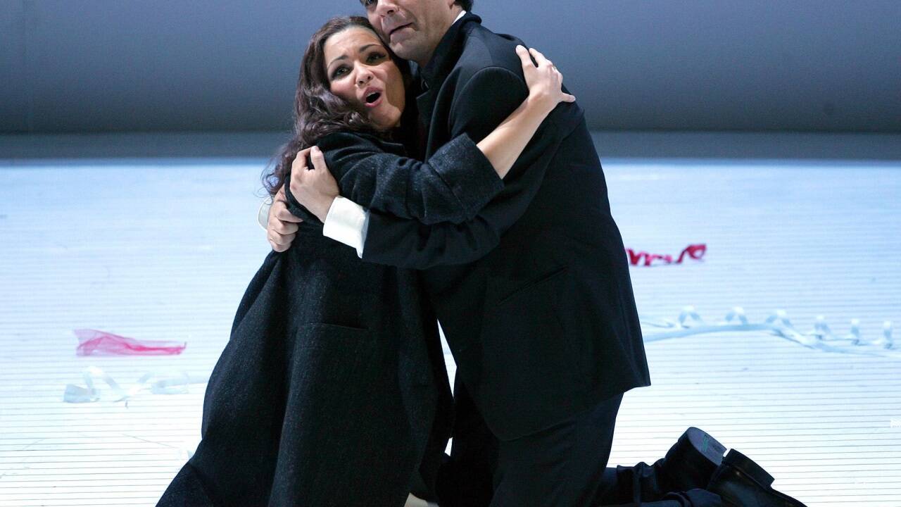 Anna Netrebko als Violetta Valery und Rolando Villazon in der Rolle des Alfredo Germont in Giuseppe Verdis Oper „La Traviata“aus dem Jahr 2005. 
