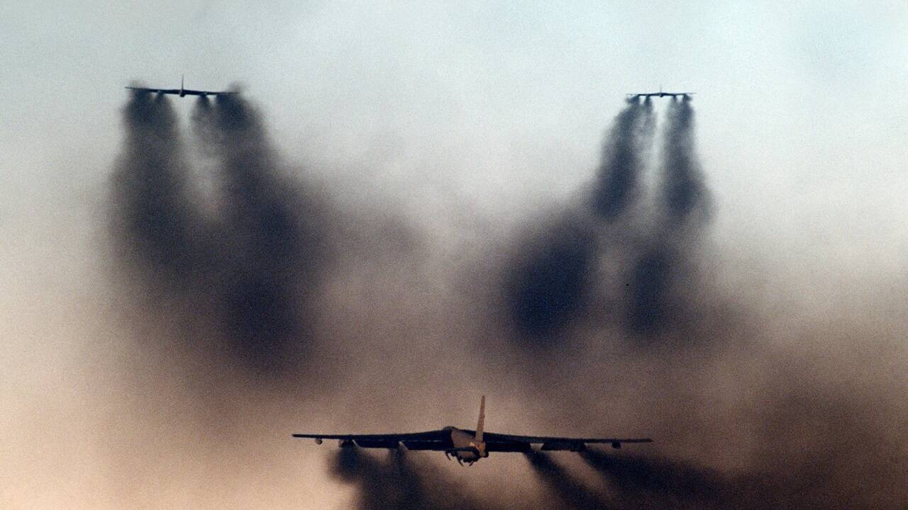 Drei B-52-Bomber der US Airforce heben ab.  