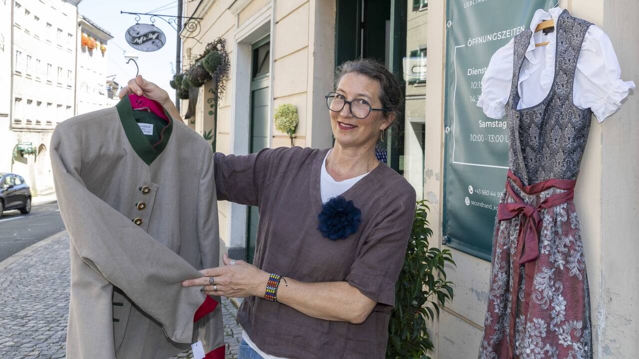 Konstanze Hölzl hat sich in der Müllner Hauptstraße in Salzburg ihren Traum erfüllt: Ihr Geschäft firmiert unter dem Namen „Second Hand by Konstanze“. Konstanze Hölzl hat sich in der Müllner Hauptstraße in Salzburg ihren Traum erfüllt: Ihr Geschäft firmiert unter dem Namen „Second Hand by Konstanze“.