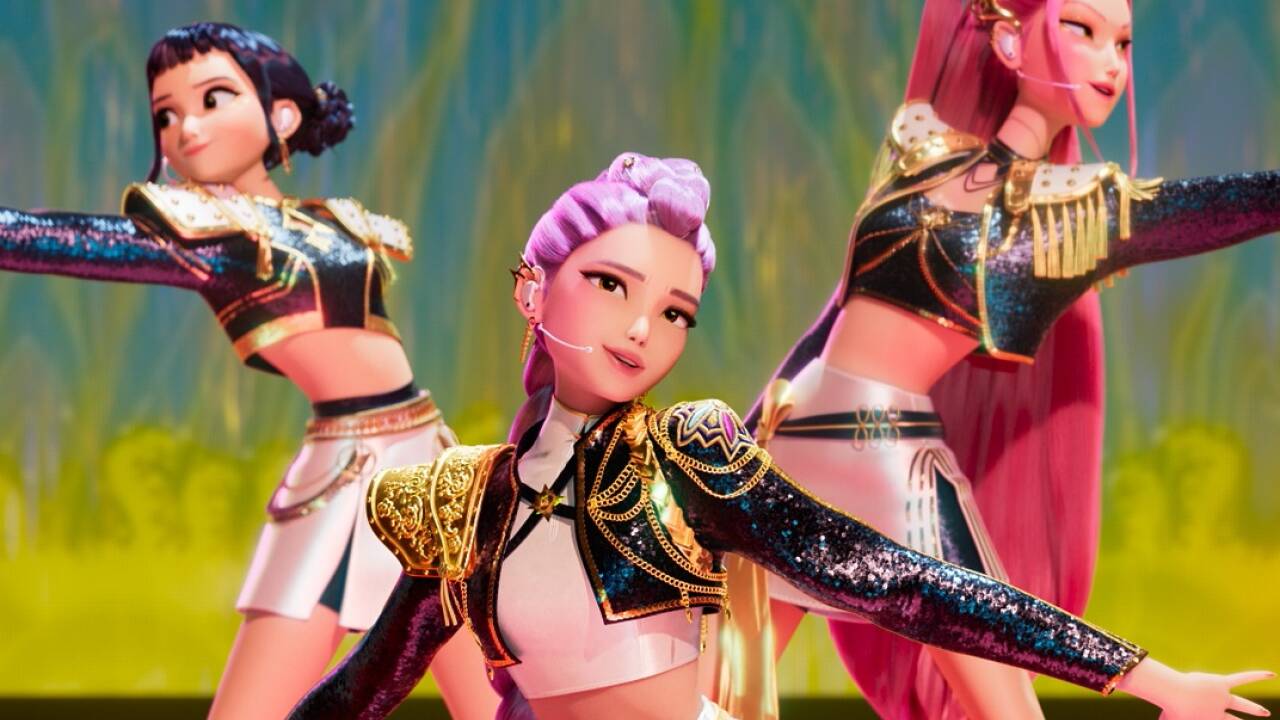 Es geht um die K-Pop-Girlgroup Huntrix, bestehend aus Mira, Rumi und Zoey, die ein Doppelleben als Dämonenjägerinnen führen.  