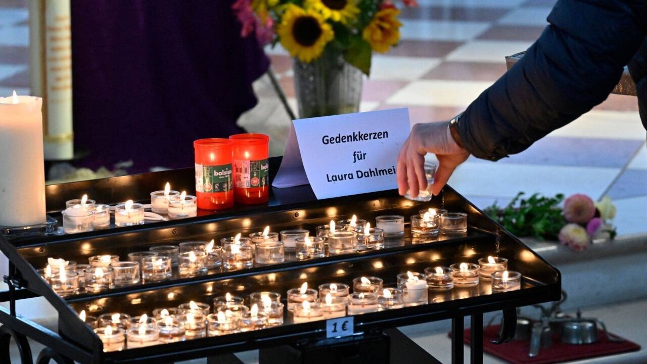 In ihrer Heimatgemeinde wurde ein schlichter Gedenkort für Laura Dahlmeier errichtet: eine Holzstele, ein Windlicht und ein Stein aus dem heimischen Gebirge.  