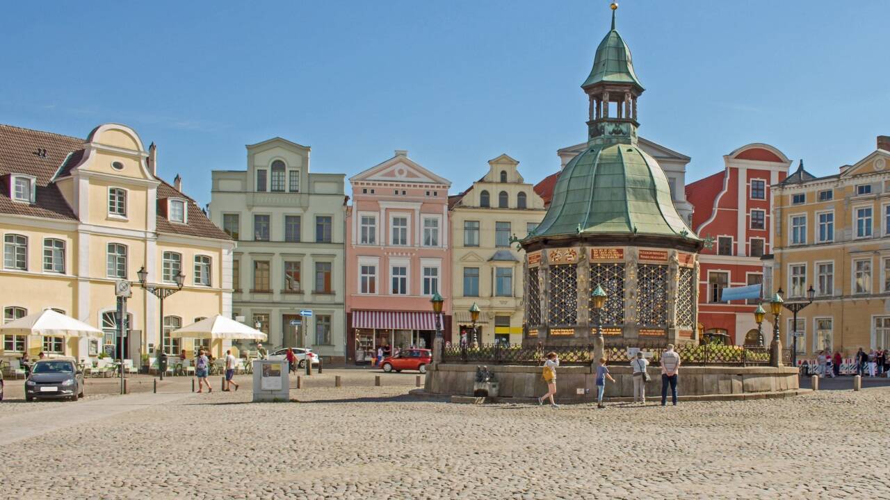 Prächtige Fassaden auf Wismars Hauptplatz, dem Alten Markt.  