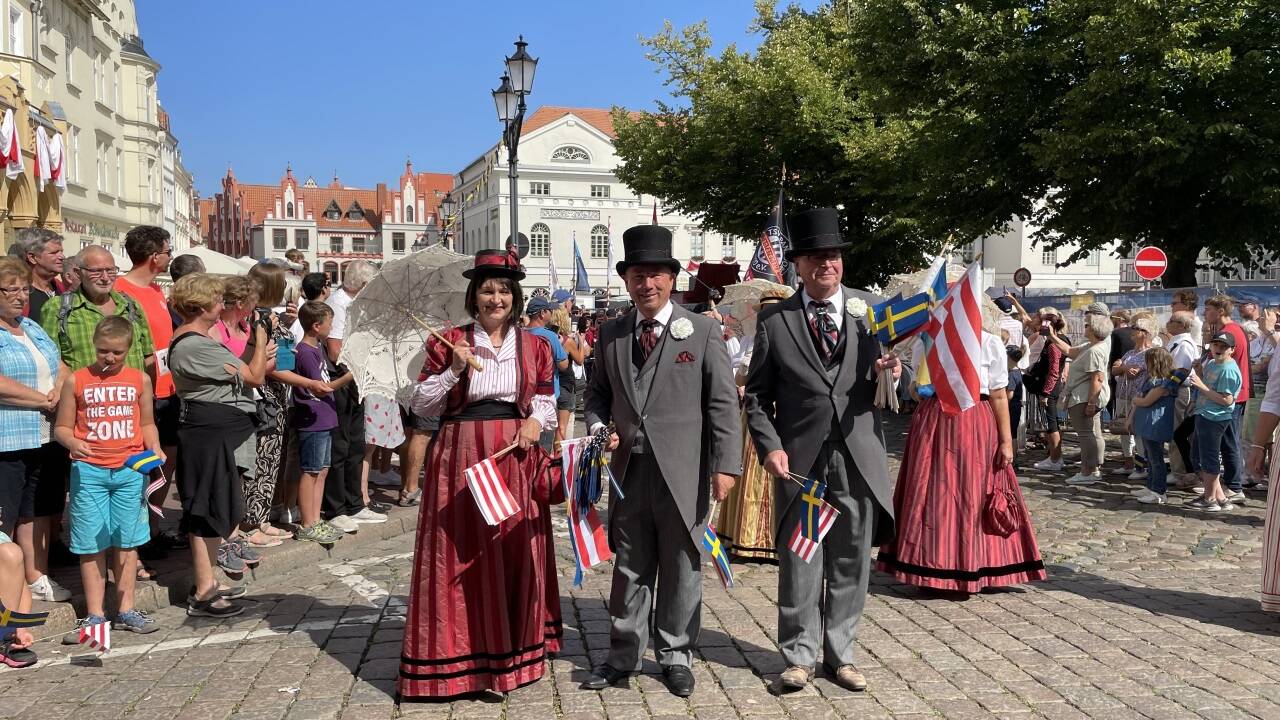 Beim „Schwedenweg“ defilieren kostümierte Teilnehmer ... 