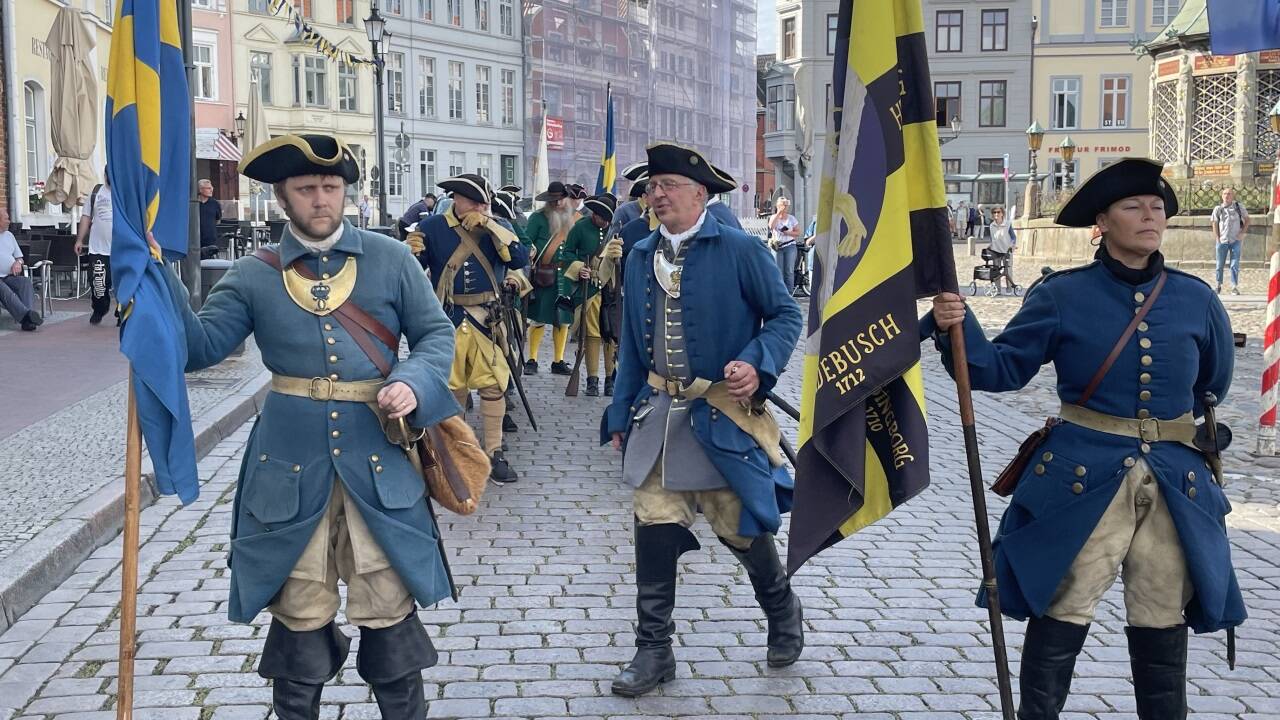 ... in historischem Gedenken durch die Altstadt. 