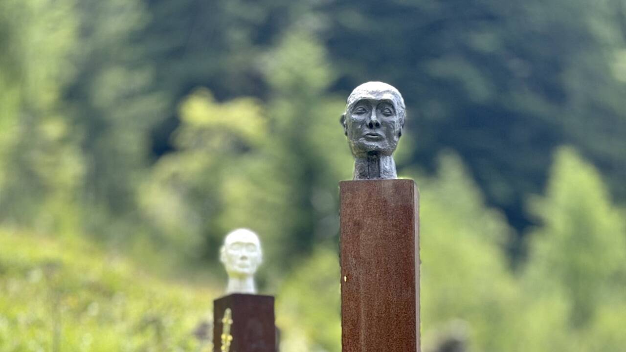 Zwei der Wächter, die Brigitte Herzog in der Natur aufgestellt hat. 