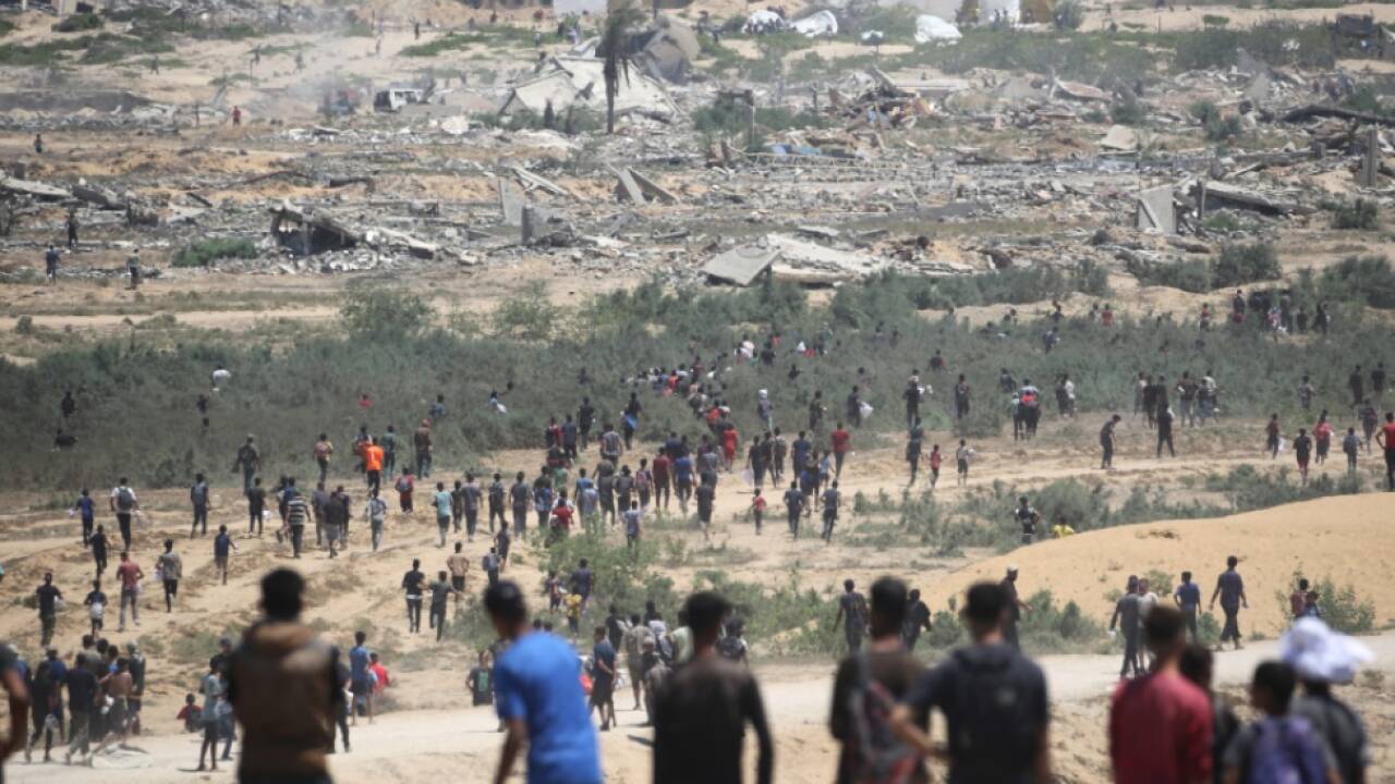 Palästinenser warten auf Hilfslieferungen im Gazastreifen 