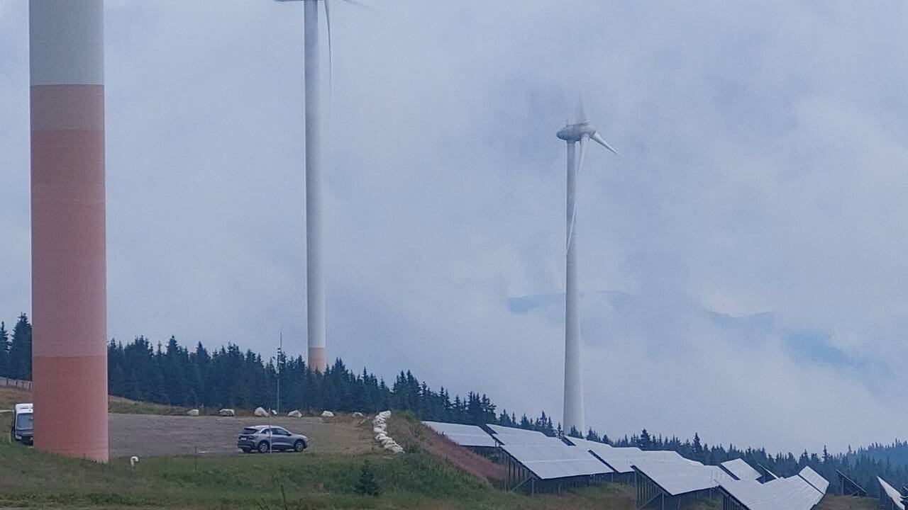 Neben zehn Windrädern gibt es auch eine große Photovoltaikanlage. 