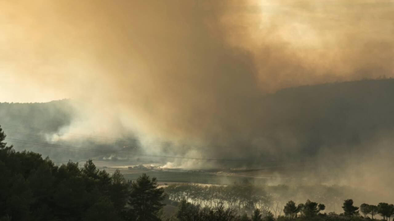 Rauchwolken rund um Tournissan im Südwesten Frankreichs Rauchwolken rund um Tournissan im Südwesten Frankreichs