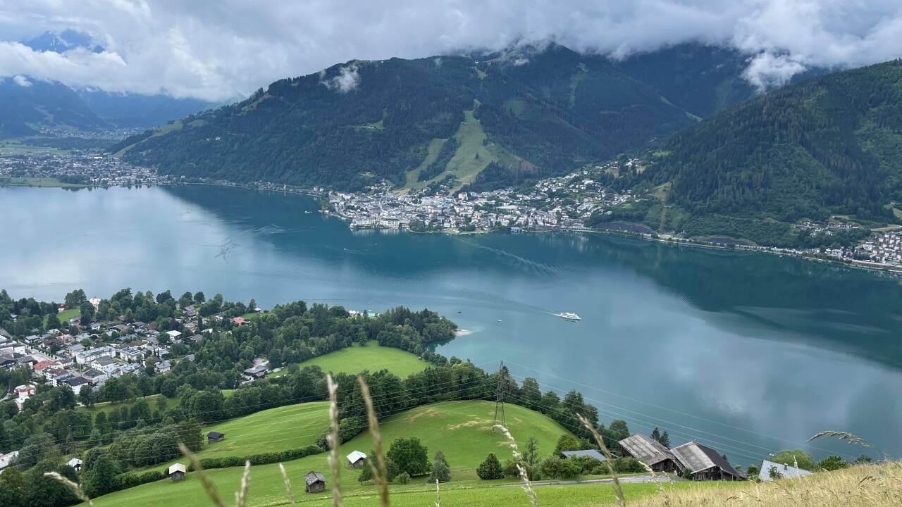 Der Windpark hoch über dem Zeller See fällt ins Wasser.  