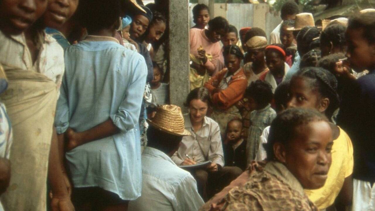 Georg Degenhardt beim Zeichnen 1991 in Madagaskar. 