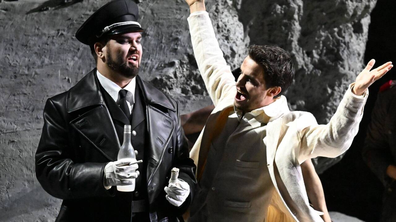 Anthony Robin Schneider (Soljony) und Mikołaj Trabka (Tusenbach) in „Drei Schwestern“.  