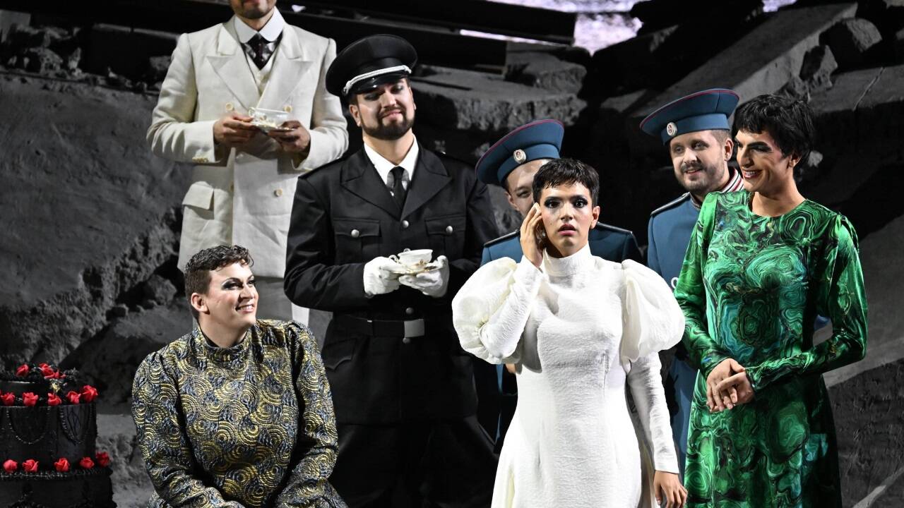Mikołaj Trabka (Tusenbach), Aryeh Nussbaum Cohen (Olga), Anthony Robin Schneider (Soljony), Dennis Orellana (Irina) und Cameron Shahbazi (Mascha).  