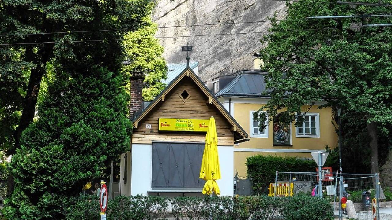 Das Gebäude ist frisch herausgeputzt.  