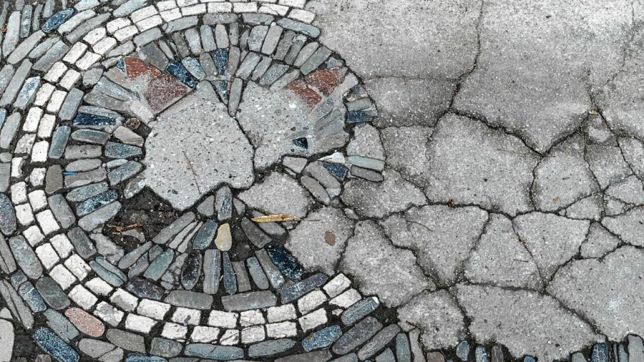 Das Bodenmosaik aus Flusssteinen bei der Ausgabestelle ist nur mehr in Teilen erhalten.  