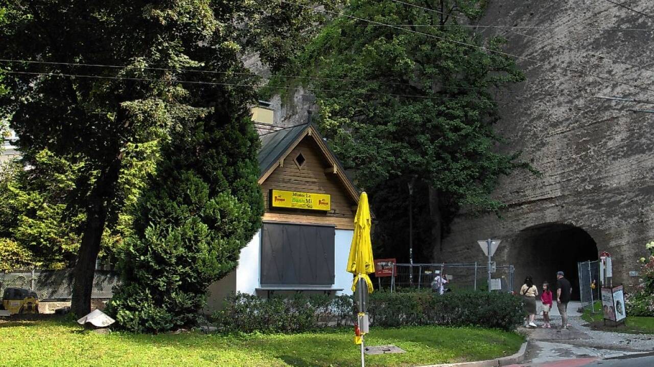 Der Imbissladen steht gleich beim Fuß- und Radfahrertunnel des Neutors.  
