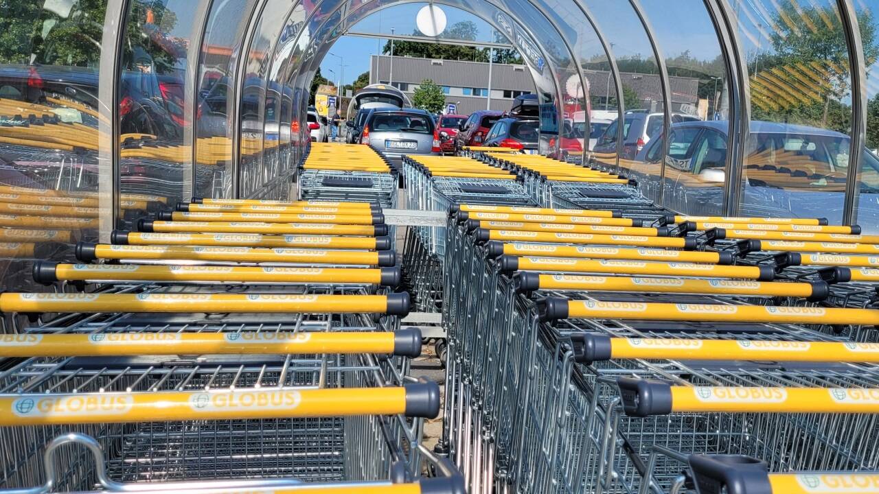 Viele Salzburgerinnen und Salzburger greifen zu Einkaufswagen in Freilassing. 