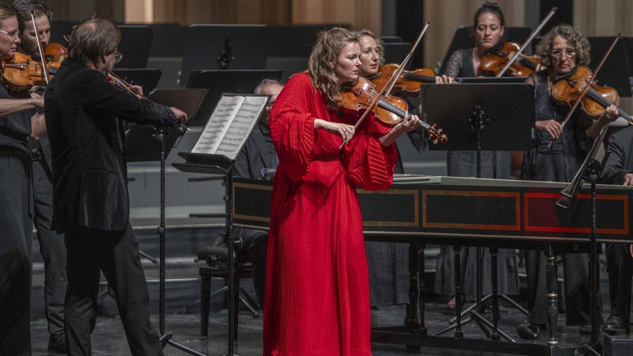 Janine Jansen an der Violine mit der Camerata Salzburg unter der Leitung von Gregory Ahss. 