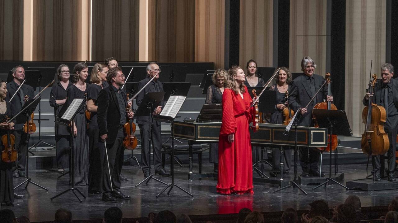 Janine Jansen an der Violine mit der Camerata Salzburg unter der Leitung von Gregory Ahss. 