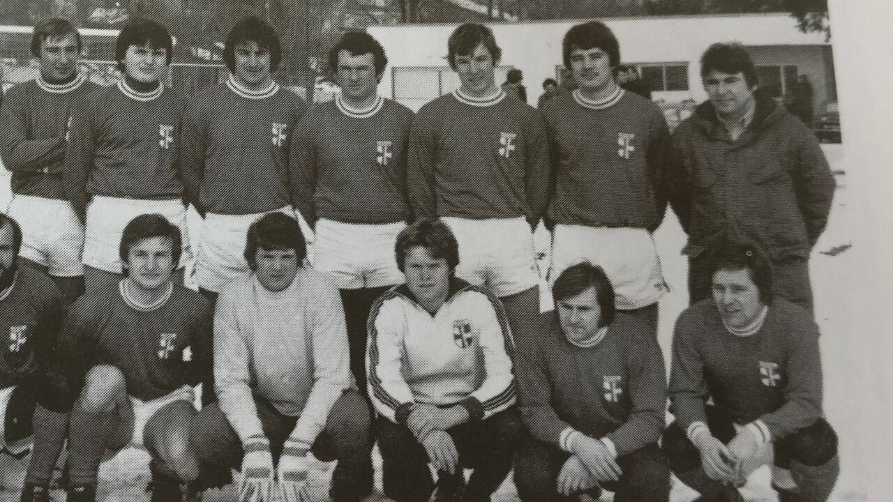 „Mit dem Zug zum Tor“: Leo Windtner (unten ganz rechts) war selbst begeisterter Kicker bei Union St. Florian.  