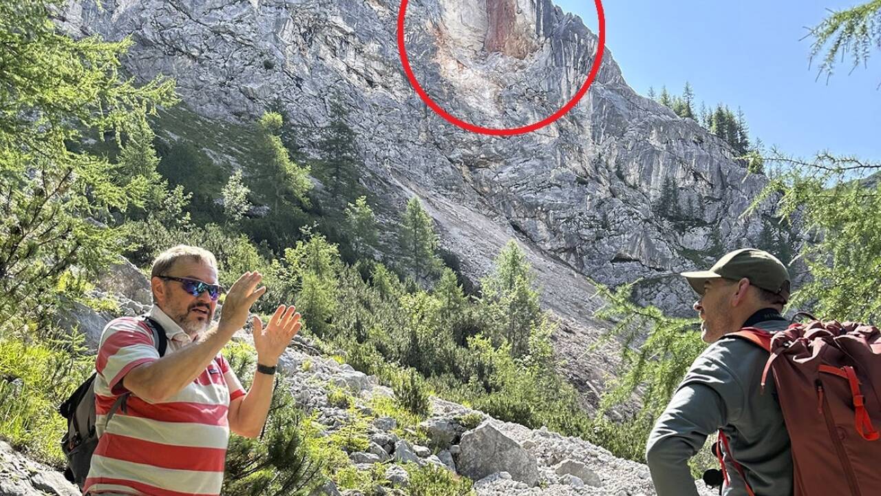 Geologe Stefan Kellerbauer (l.) und Nationalpark-Revierleiter Martin Weckel (r.) begutachten den Felssturzbereich (Bildmitte) im hinteren Wimbachtal. Der Steig aus dem hinteren Wimbachtal zum Trischübelpass bleibt bis auf Weiteres gesperrt.  