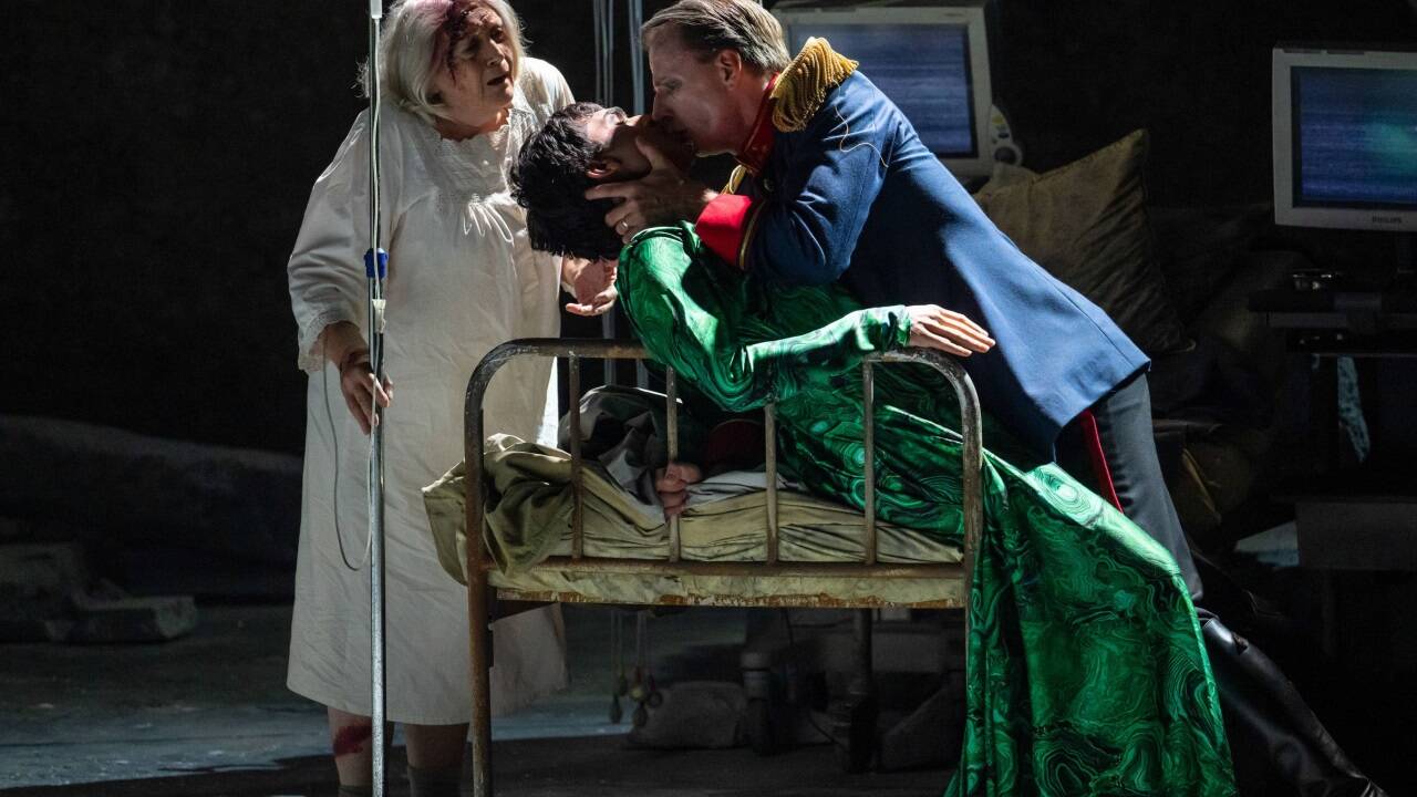 Szene aus „Drei Schwestern“ in der Felsenreitschule 