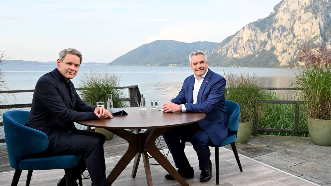 ORF-Moderator Martin Thür und der damalige ÖVP-Obmann Karl Nehammer am Traunsee, wo 2024 die „Sommergespräche“ stattfanden. 
