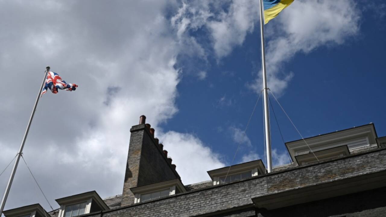 Ukraine-Flagge auf der Downing Street in London 