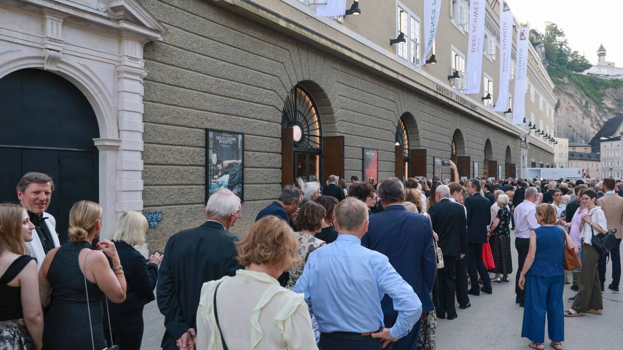 Vor dem Großen Festspielhaus bildeten sich lange Schlangen, weil diesmal Ausweise von den Festspielgästen verlangt wurden.  