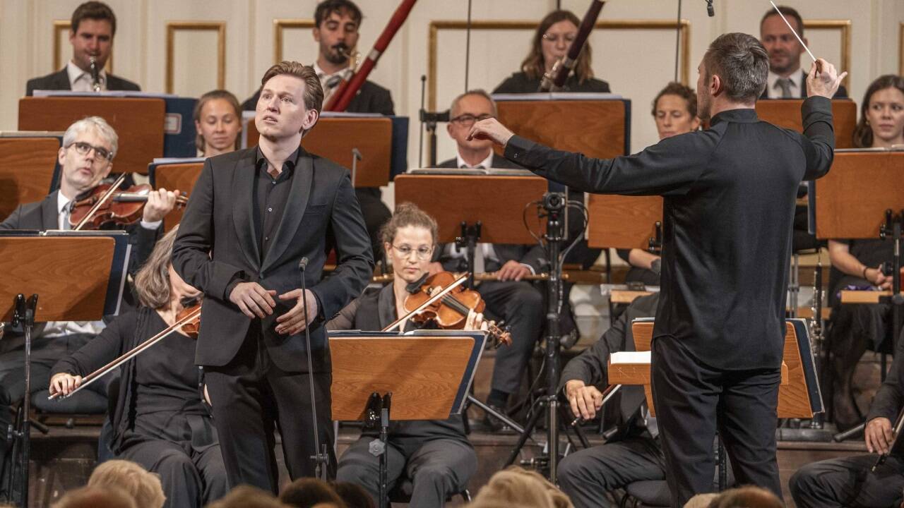 Tenor Bogdan Volkov, Chefdirigent Roberto González-Monjas und Mitglieder des Mozarteumorchesters 