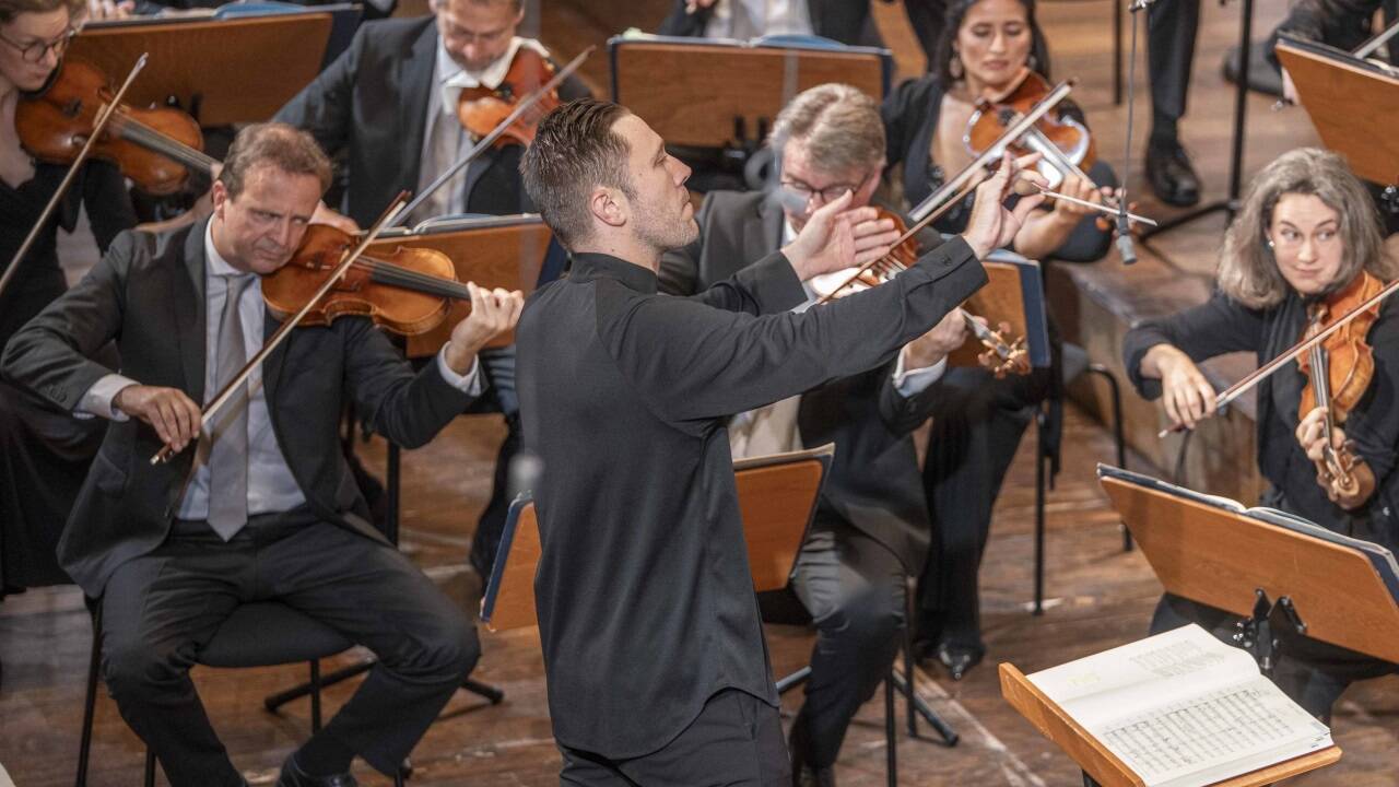 Roberto González-Monjas und Mitglieder des Mozarteumorchesters 