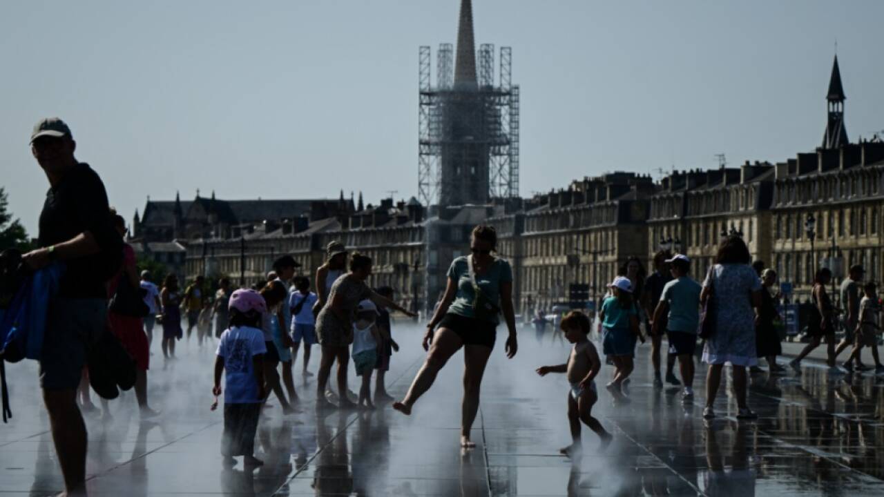 Menschen beim Abkühlen in Bordeaux: Keine Seltenheit in diesen Tagen Menschen beim Abkühlen in Bordeaux: Keine Seltenheit in diesen Tagen