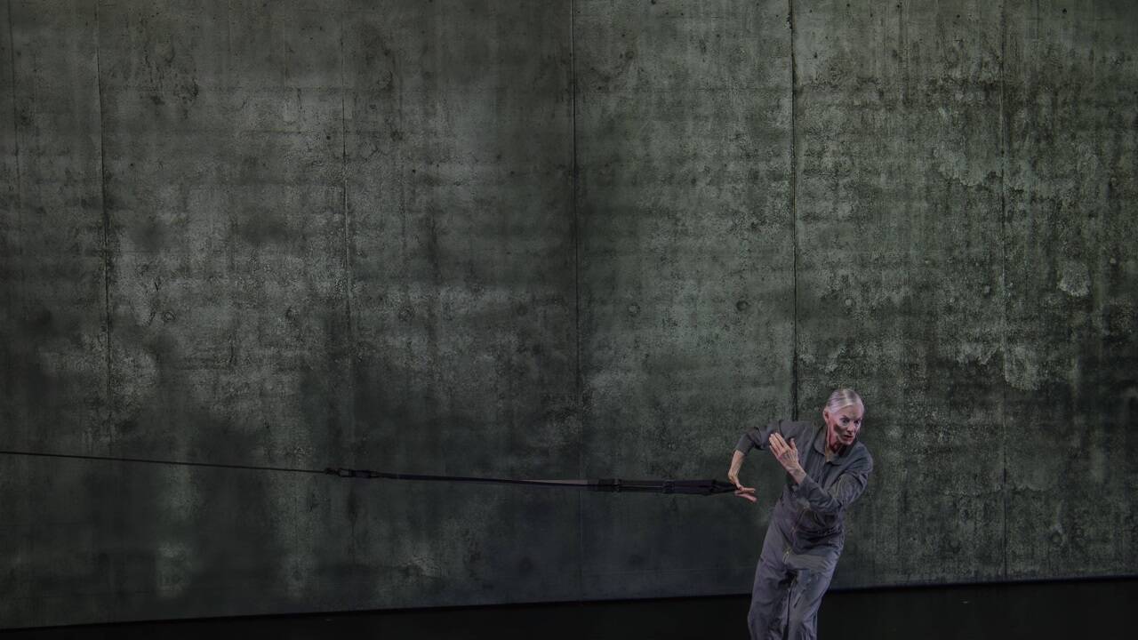 Bilder zum Gastpiel von Lucinda Childs und ihrer Compagnie bei den Salzburger Festspielen. 