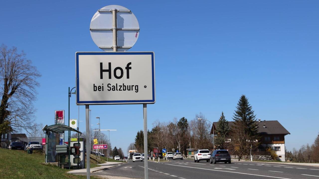 Der Unfall ereignete sich im Ortsgebiet von Hof bei Salzburg.  