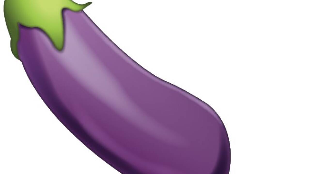 Melanzani oder ähnlich geformte Objekte als Penis-Darstellungen.  