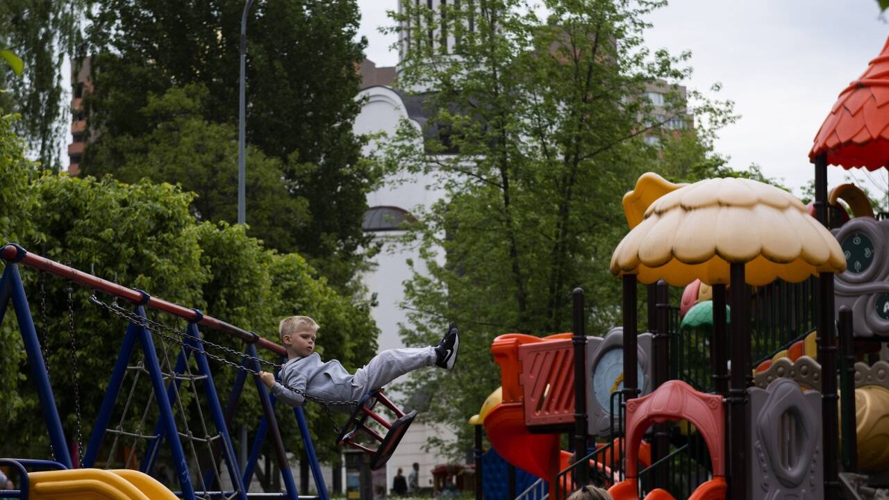 Schaukeln, rutschen, fröhlich sein: Kinder auf einem Spielplatz in Kyjiw. Schaukeln, rutschen, fröhlich sein: Kinder auf einem Spielplatz in Kyjiw.