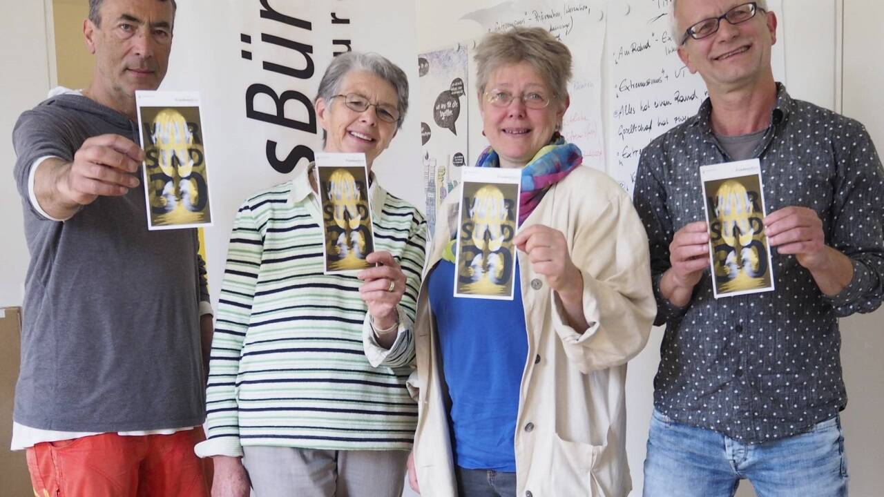 Zum Start des Projekts 2016 konnte Hubert von Goisern als prominenter Unterstützer gewonnen werden. (Im Bild links mit Christine Czuma, Ursula Liebing und Hans Peter Graß vom Friedensbüro.)  Zum Start des Projekts 2016 konnte Hubert von Goisern als prominenter Unterstützer gewonnen werden. (Im Bild links mit Christine Czuma, Ursula Liebing und Hans Peter Graß vom Friedensbüro.)