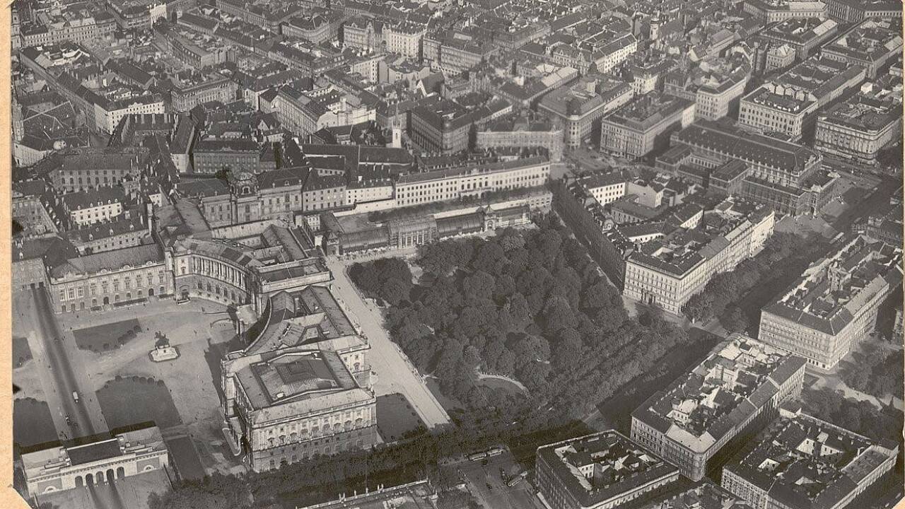 Blick über die Neue Hofburg und den Burggarten in Wien, 1930er-Jahre 