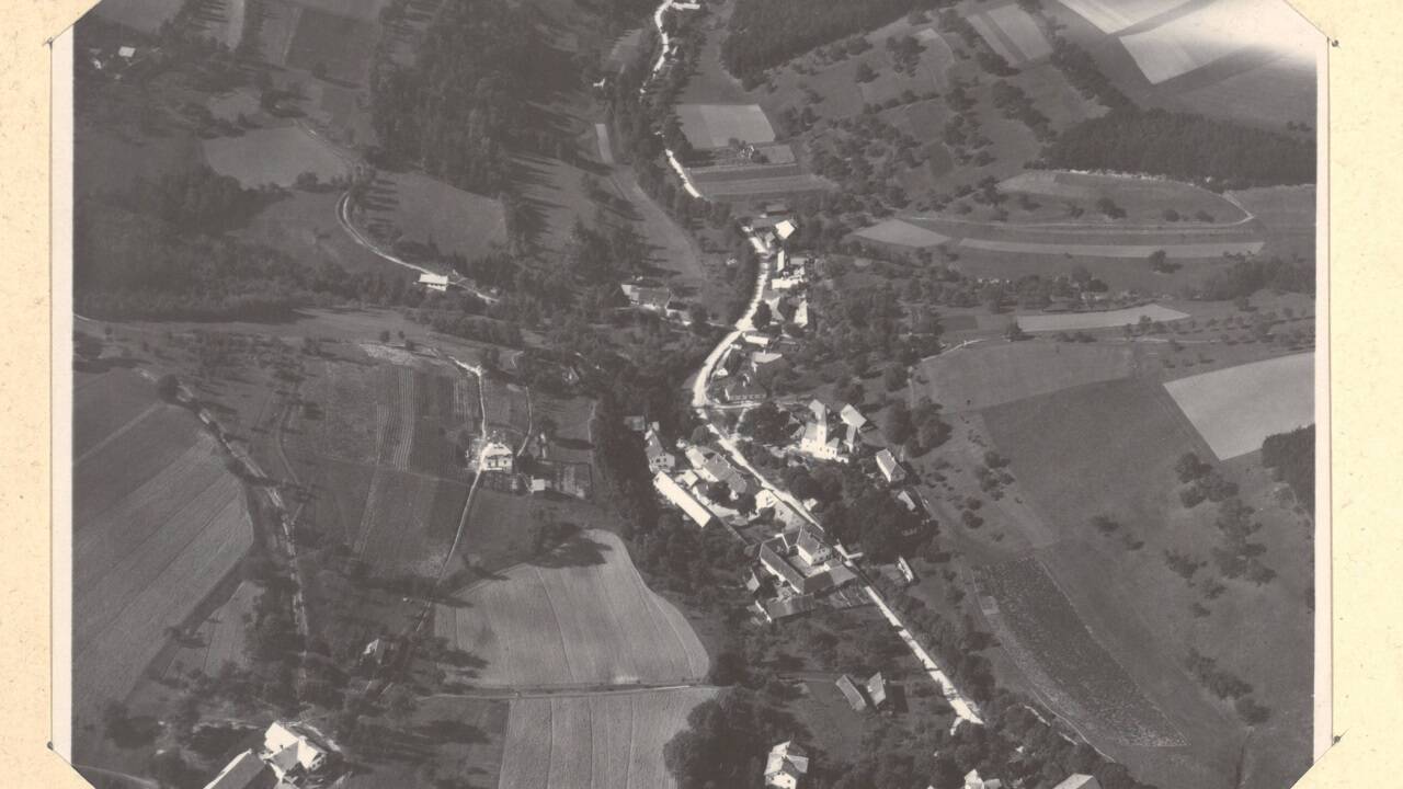Luftbild der Gemeinde Stössing in NÖ, 1930 