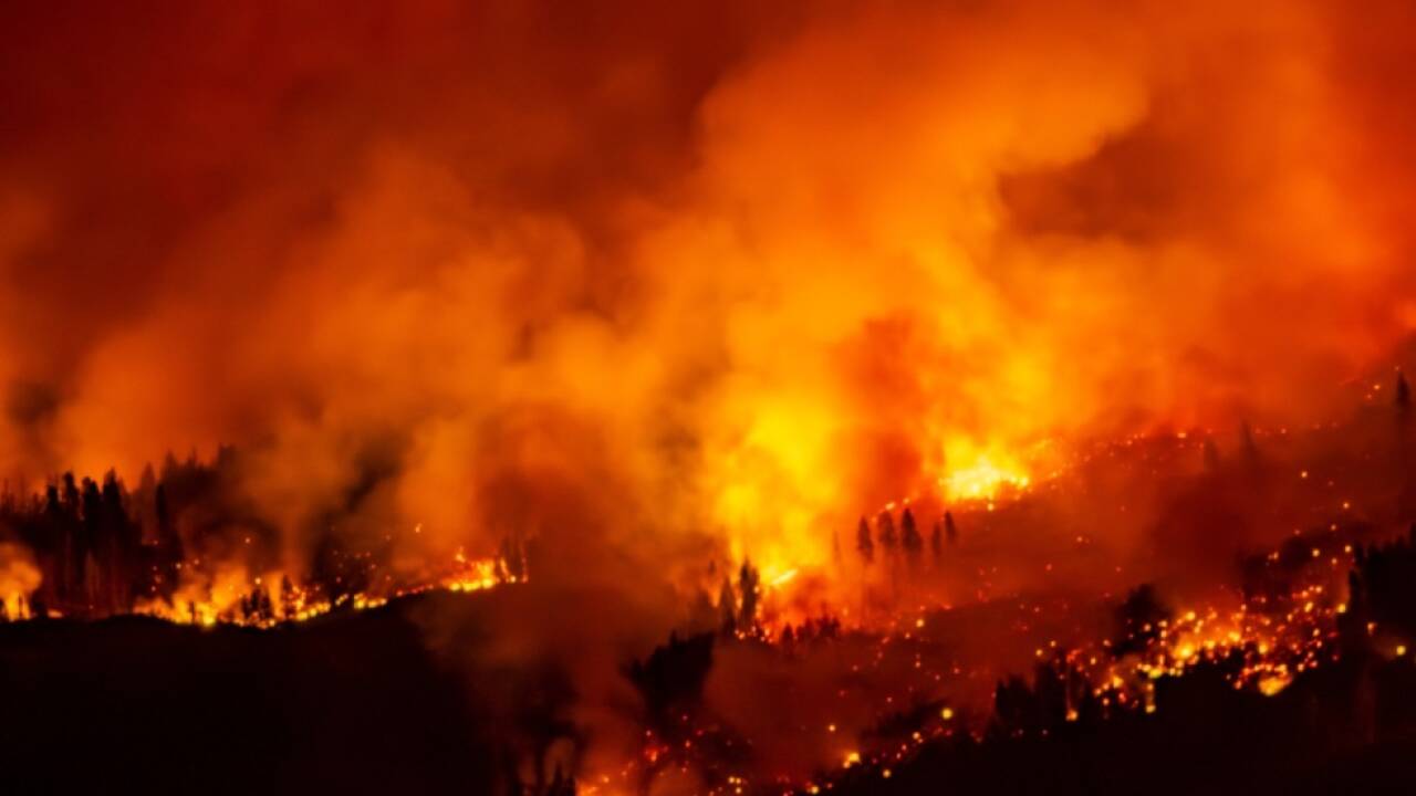 Laut Behörden ist der Brand außer Kontrolle Laut Behörden ist der Brand außer Kontrolle